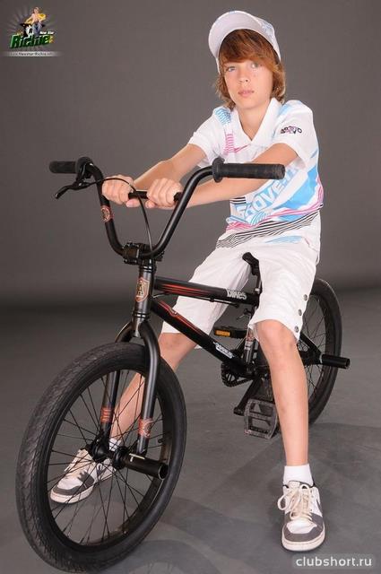 1747_teenager-with-bicycle-28.jpg